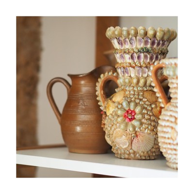 🐚 Déjà un petit air d’été avec ce vase terre cuite recouvert de coquillages. Kitsch et dégaine à souhait !
➡️ À chiner sur brocandlove.com
#brocandlove #chinezdepuisvotrecanape #decodurableetdesirable #poesidedelobjet #brocanteenligne #eshopbrocante #passionbrocante #vintageshop #decoration #secondemain #vintage #retro #brocante #vase #terrecuite