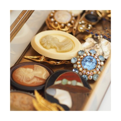 Une broche est un petit morceau de poésie à offrir ou porter tout près de soi. 🤎
➡️ À chiner sur brocandlove.com
#brocandlove #chinezdepuisvotrecanape #decodurableetdesirable #poesidedelobjet #brocanteenligne #eshopbrocante #passionbrocante #vintageshop #decoration #secondemain #vintage #retro #brocante #broche